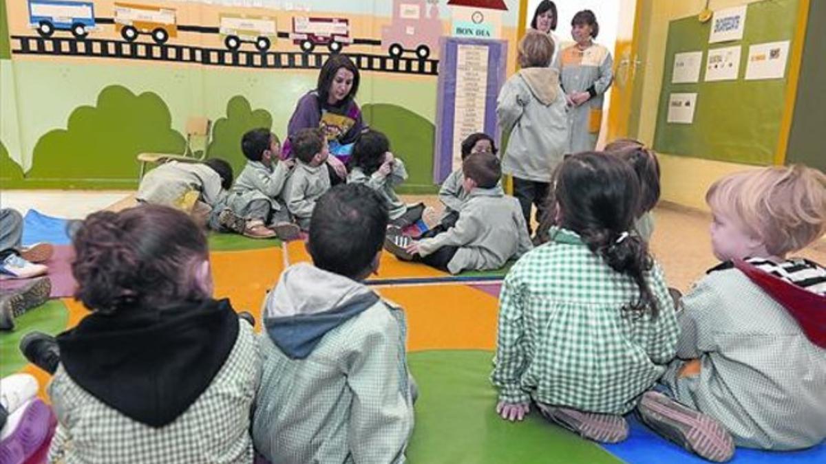 Alumnos de P3 se sientan formando un corro en el suelo en su clase del colegio público de Antoni Gaudí de Cornellà, el pasado enero.