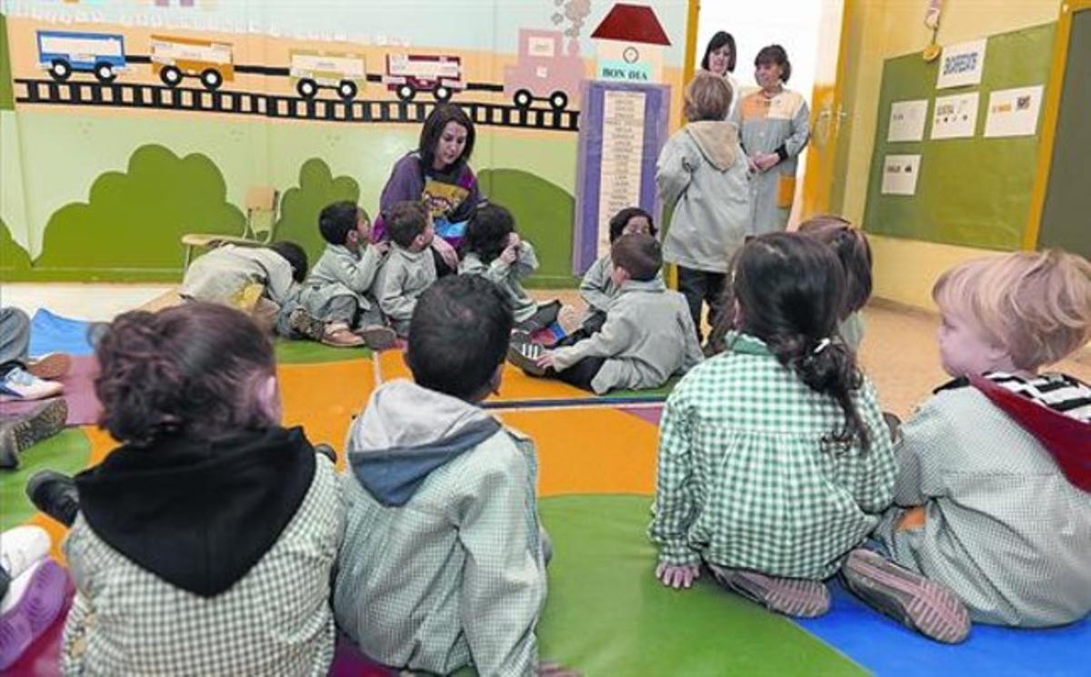 Alumnos de P3 se sientan formando un corro en el suelo en su clase del colegio público de Antoni Gaudí de Cornellà.