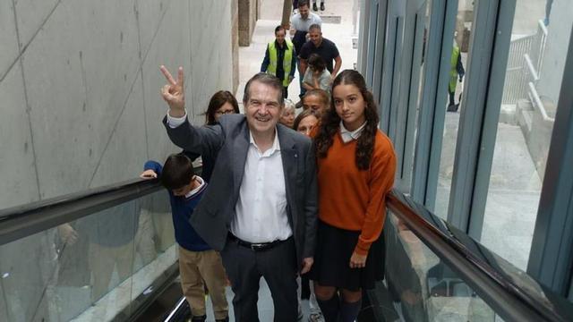 Caballero, ayer, en la inauguración de las escaleras mecánicas.