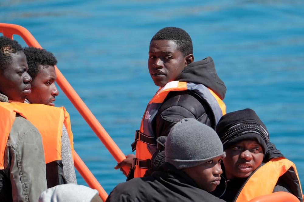 Salvamento Marítimo rescata en Gran Canaria a 31 personas en una patera, entre ellos tres niños