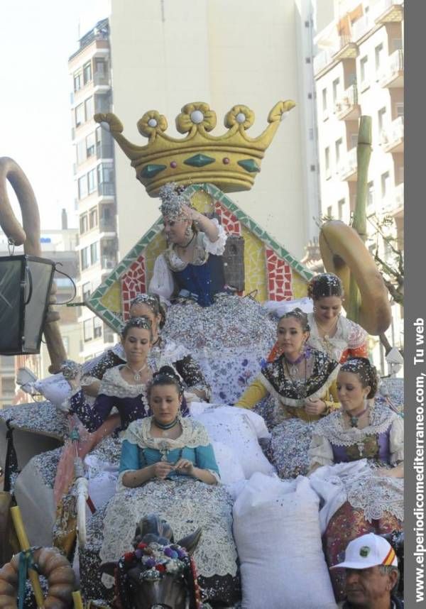 GALERÍA DE FOTOS - El Coso Multicolor inunda de confeti Castellón