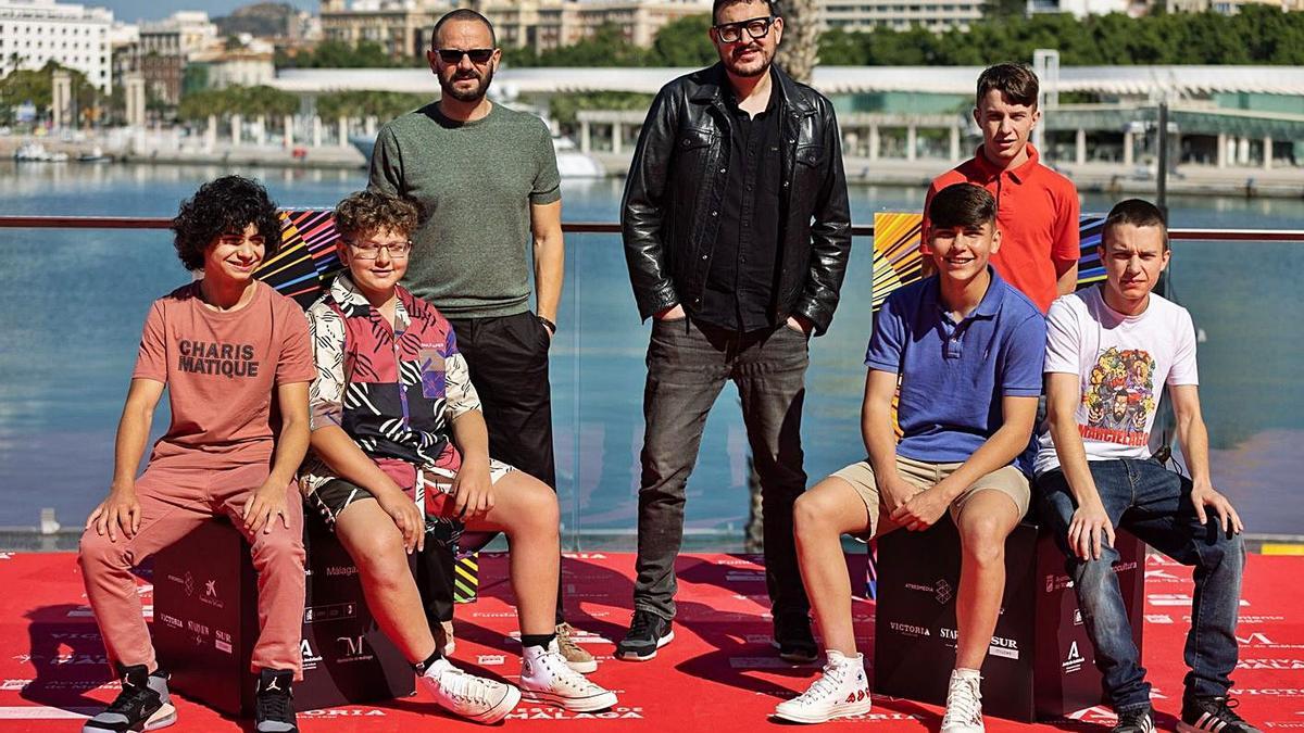 El director Dani De la Torre (centro) posa con los actores (de i. a d.) Adrián Baena, Javi Casellas, Marc Martínez, David Rodríguez, Juan del Pozo y Raúl del Pozo, ayer en el Festival de Cine de Málaga. |   // EFE