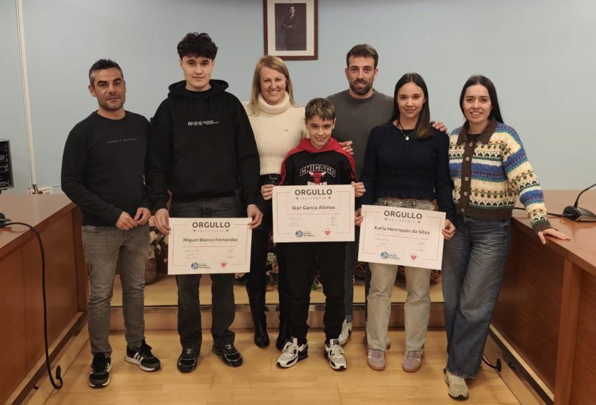 O equipo de goberno de Salceda xunto aos homenaxeados.   | // D.P.