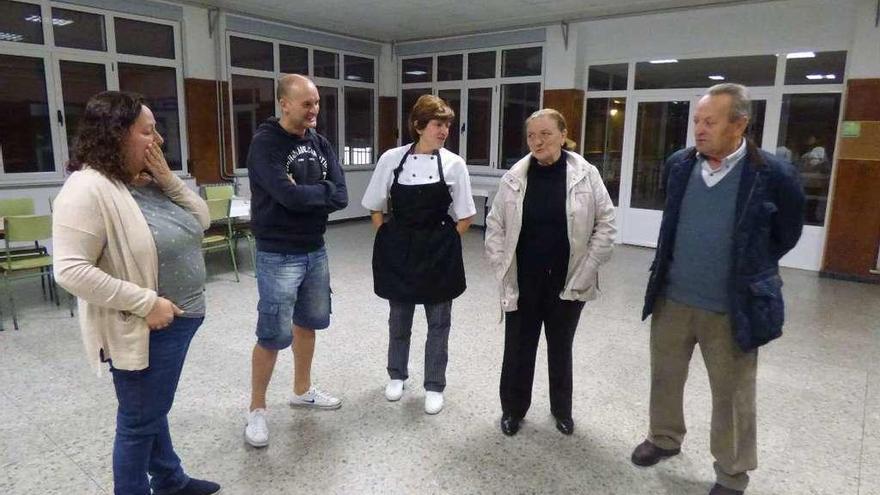 María del Carmen Rodríguez, directora de la Escuela Hogar; Óscar Rodríguez, trabajador municipal, y Mari Carmen García, cocinera, con los desalojados Isabel López y Daniel Fernández, de Gillón.