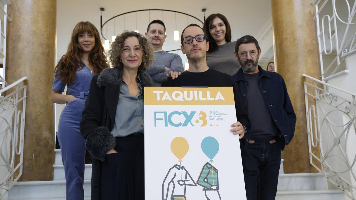 Por la izquierda, Odile Antonio-Baez, Sonia Almarcha, José Alba, Javier Marco, Belén Sánchez-Arévalo y Manolo Solo, esta mañana, en la antigua Escuela de Comercio.