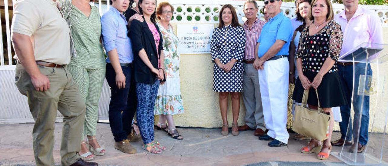 Colocación de la placa en la vivienda donde residió Sanmao, en marzo de 2016.