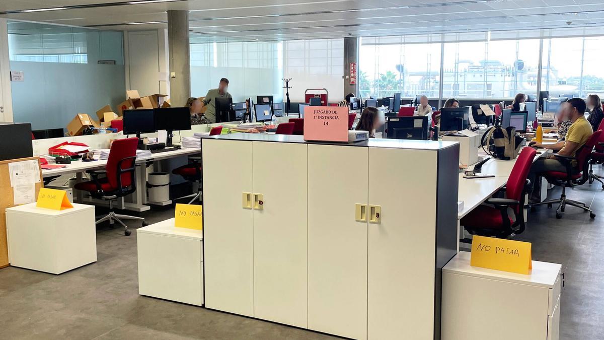 Funcionarios de Justicia en la sede de Palmas Altas en Sevilla