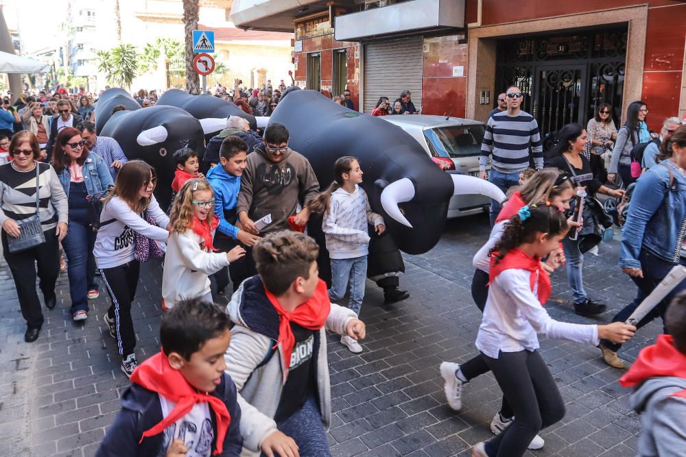 Toros "bravos" y carreras con el San Fermín infantil en de las fiestas patronales de Torrevieja