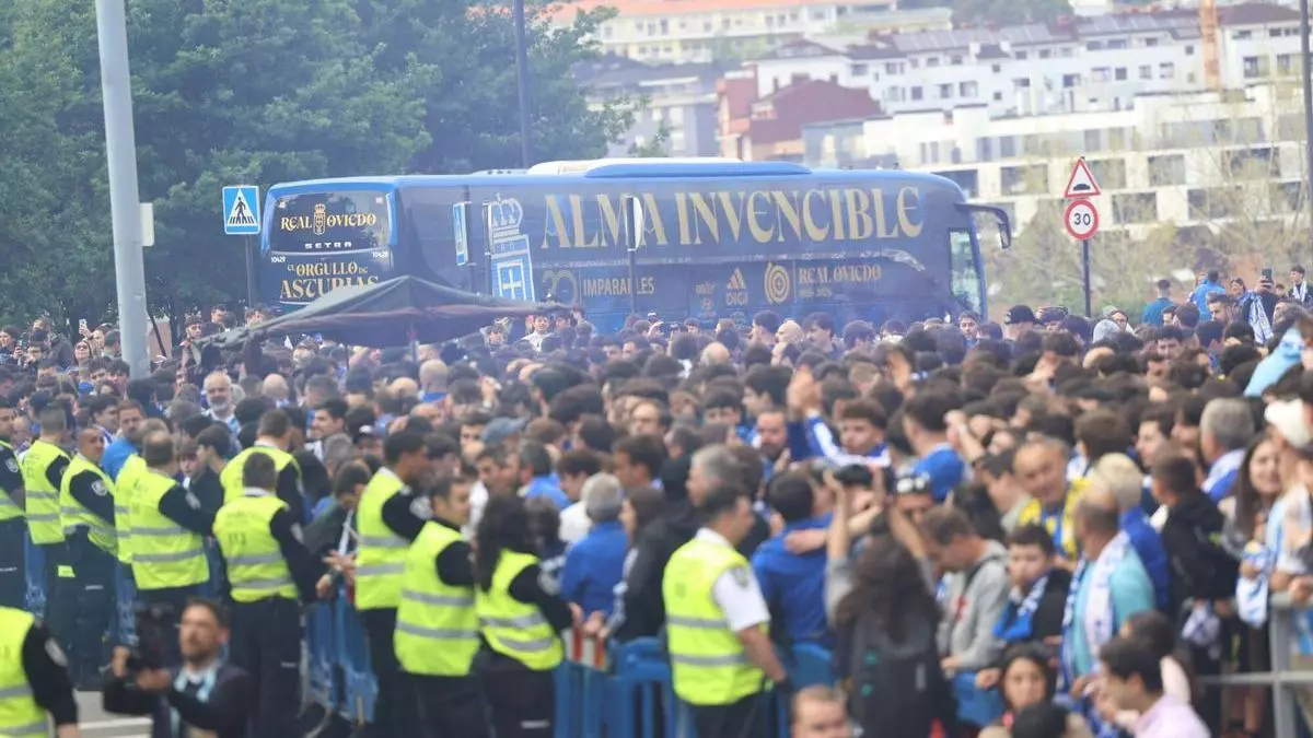 La afición del Real Oviedo nunca abandona a los suyos: “Sí se puede”, gritan en un recibimiento masivo en la previa del partido ante el Villarreal