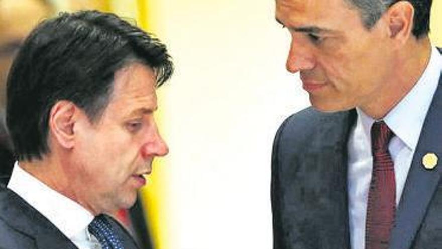 Sánchez, a la derecha, y Conte, en una reunión en junio.