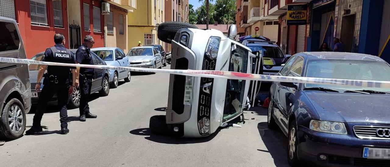 Dos agentes de policía comprueban los daños. | S.H.