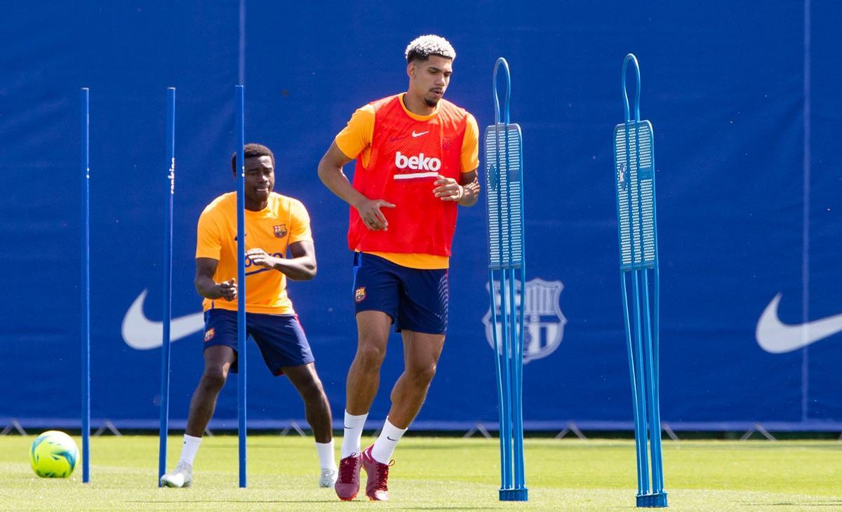 Araujo, durante la sesión de entrenamiento de este sábado