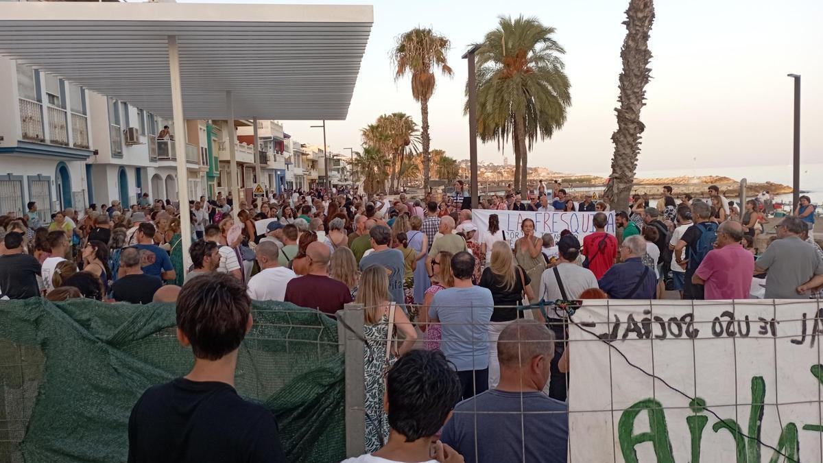 Concentración de vecinos de Pedregalejo a causa de las obras del paseo marítimo, el pasado domingo.