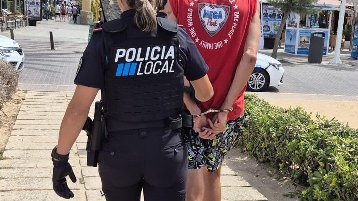 Una agente de la Policía Local de Palma lleva detenido al presunto autor de dos hurtos en la Playa de PAlma.
