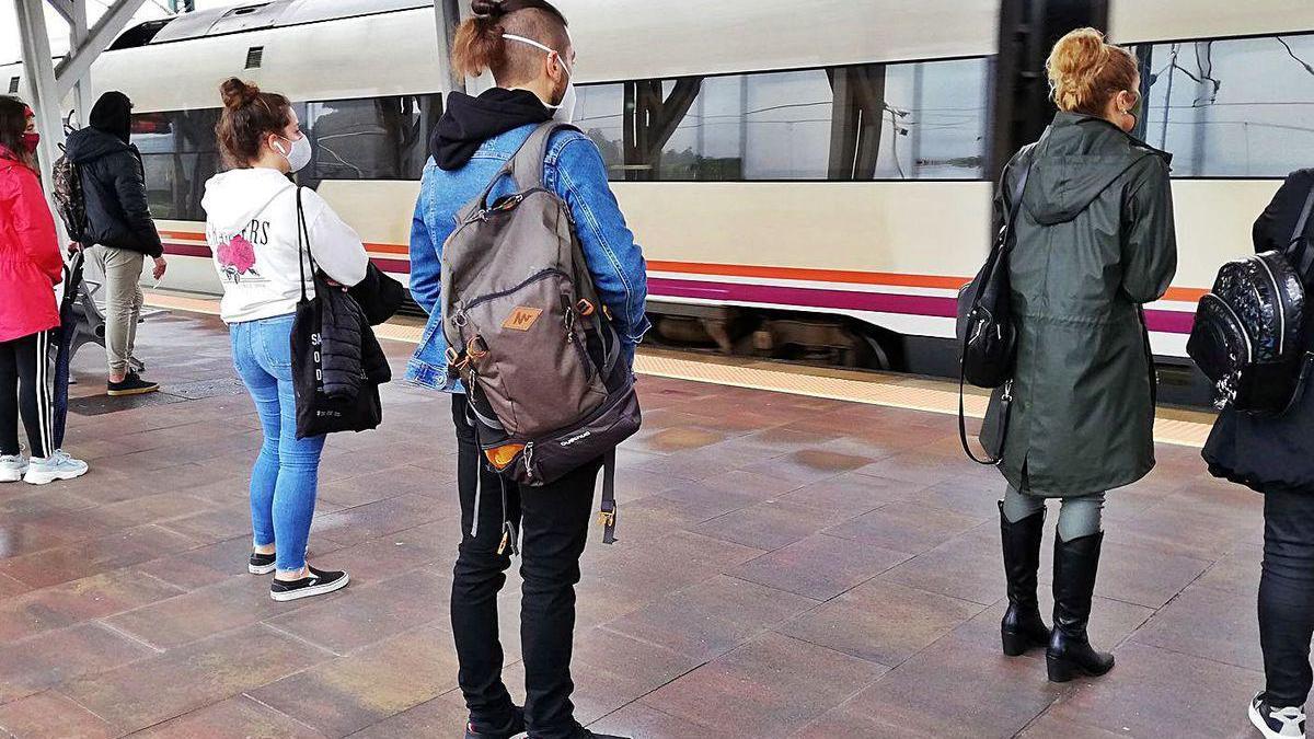 Viajeros en el andén de la estación de Pontevedra.