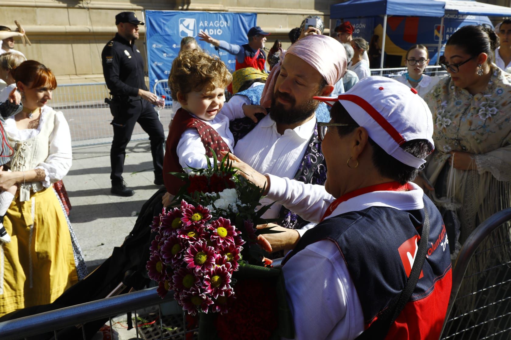 En imágenes | Zaragoza vive su día grande con la Ofrenda de Flores a la Virgen del Pilar