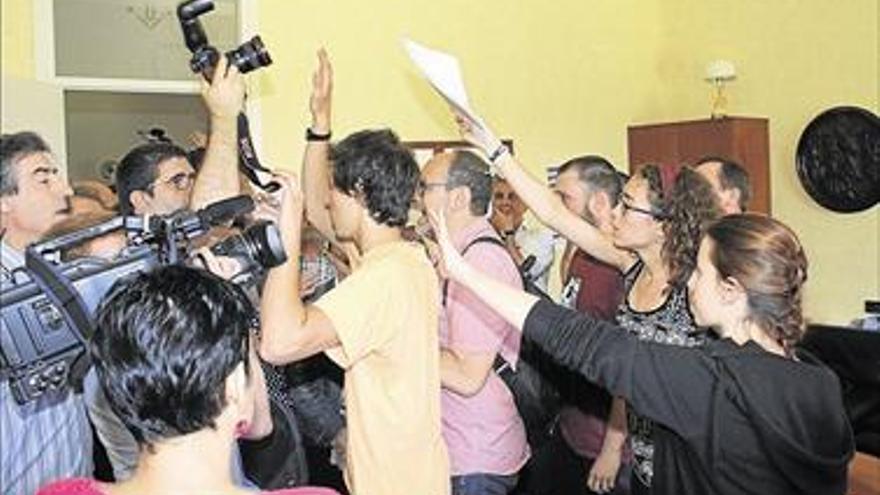 Estudiantes pegan a periodistas en la facultad de lleida