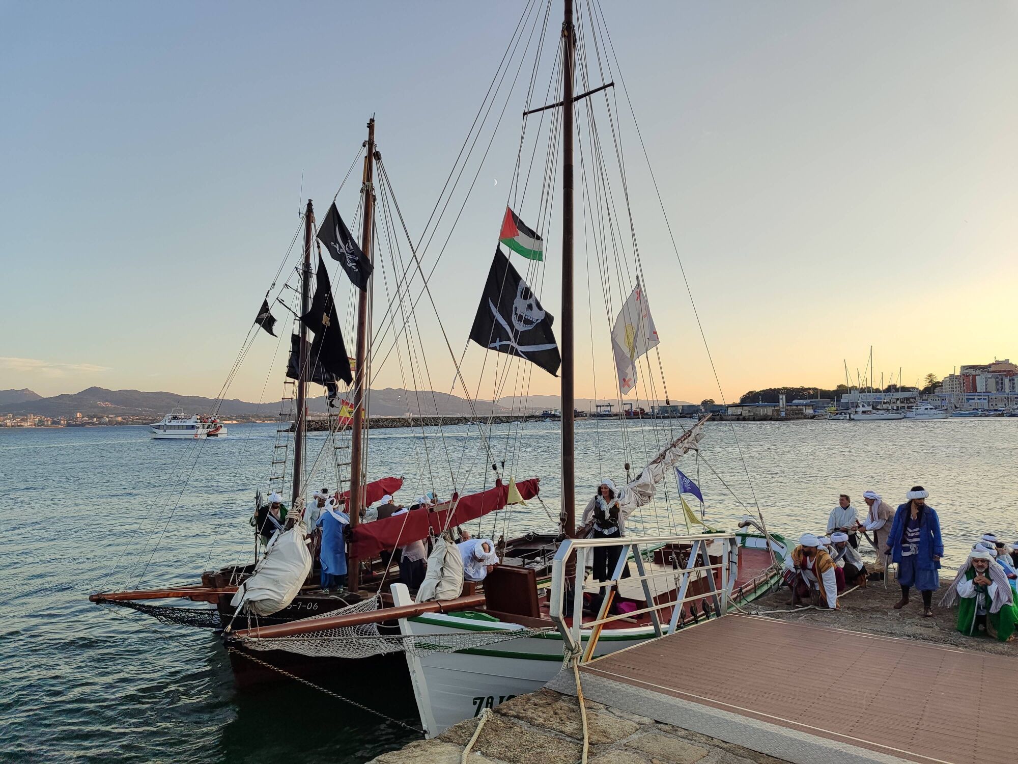 REPRESENTACION TEATRAL DE LA INVASION TURCA DEFENSA DA VILA POR LAS CALLES DE CANGAS