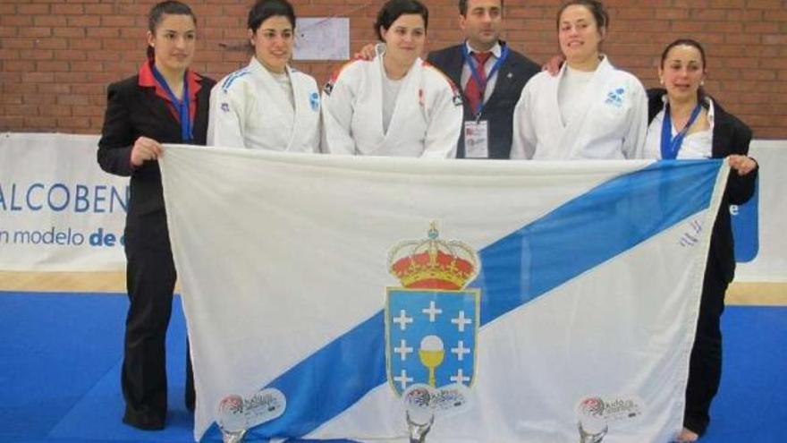 Las medallistas gallegas en categoría femenina posan tras sus pruebas.