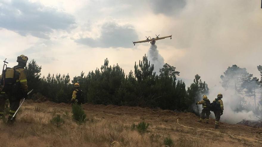 El viento dificulta la extinción del incendio de las Hurdes, en Cáceres