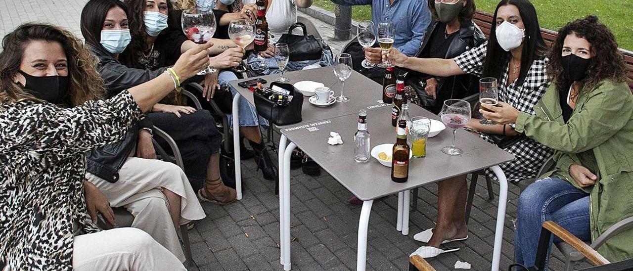 Un grupo de amigos, ayer por la tarde, tomando unas cervezas en el Carbayedo.