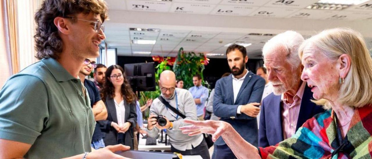 Martin Cooper y Arlen Harris, durante su visita a la cátedra, observando el dispositivo que analiza las crecidas del arroyo.