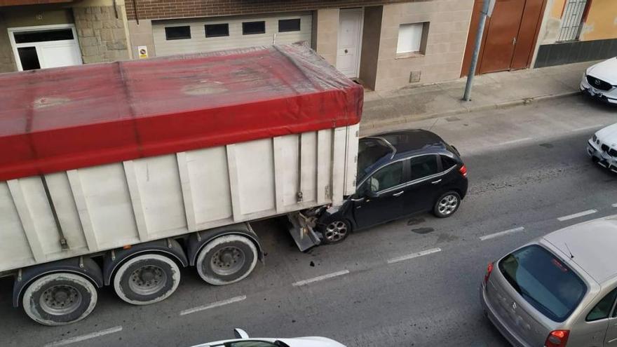 Un turisme s&#039;ha encastat contra un camió a l&#039;Avinguda Sant Jordi d&#039;Olot