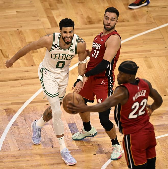 Boston (United States), 17/05/2021.- Miami Heat forward Jimmy Butler (R) steals a pass from Boston Celtics forward Jayson Tatum (L) in front of Max Strus (C) during the fourth quarter of game one of the NBA Eastern Conference finals series between the Miami Heat and the Boston Celtics at TD Garden in Boston, Massachusetts, USA, 17 May 2023. (Baloncesto, Estados Unidos) EFE/EPA/JOHN CETRINO SHUTTERSTOCK OUT