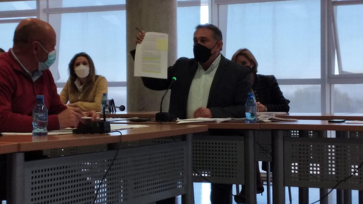 El edil del PP, Ángel Meca, muestra unos documentos en la sesión.