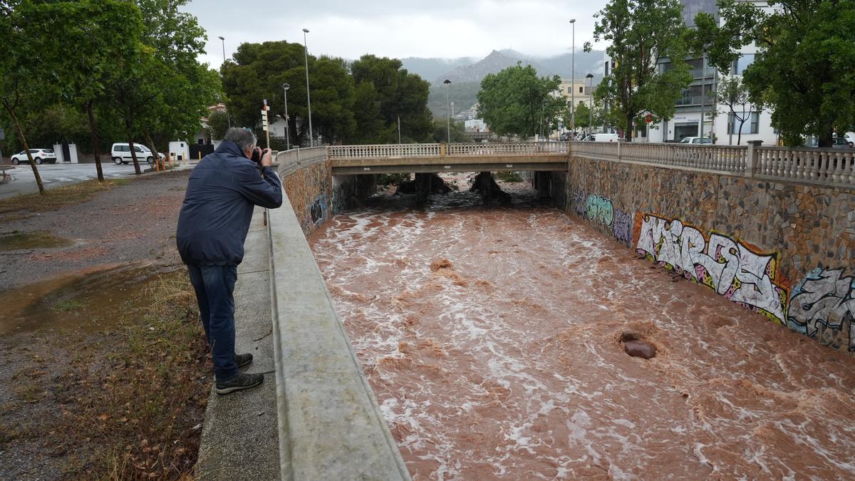 Imagen del barranco de Benicàssim bajando lleno de agua