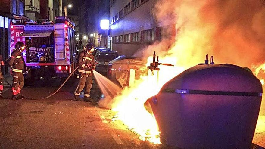 Bomberos sofocando el fuego en el contenedor. | F. R.