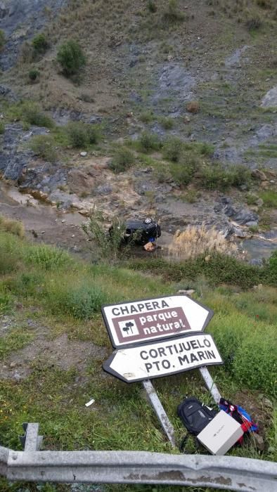 Dos heridos al despeñarse un coche en los Montes