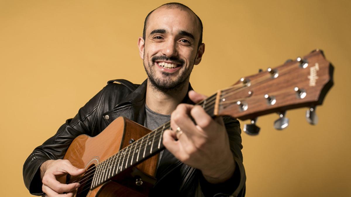  Abel Pintos canta ’Aquí te espero’ en los estudios de EL PERIÓDICO.