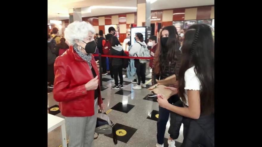 Estudiants de 2n d'Eso de l'Institut Ramon Muntaner acompanyen un grup d'àvies