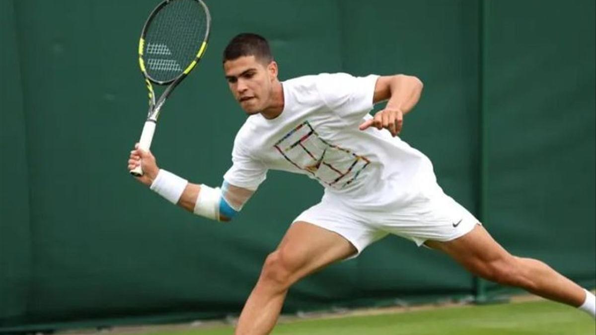 Alcaraz, en un entrenamiento en Wimbledon.