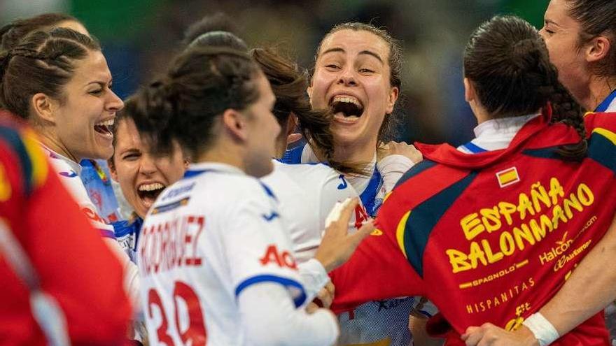 Ainhoa Hernández, de frente, celebra con sus compañeras el pase a la final.