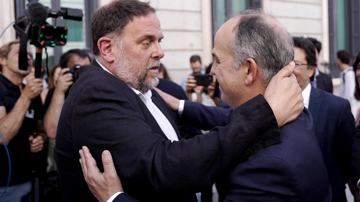 Oriol Junqueras y Jordi Turull se abrazan el en patio del Congreso.