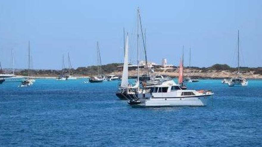 Barcos fondeados a lo largo de ses Illetes el pasado verano.