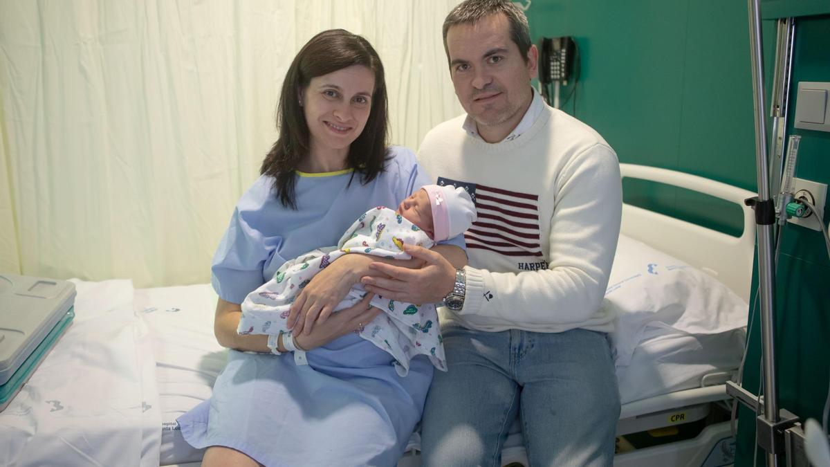 Conchi y Sebastián, con su hija María en brazos en el hospital.