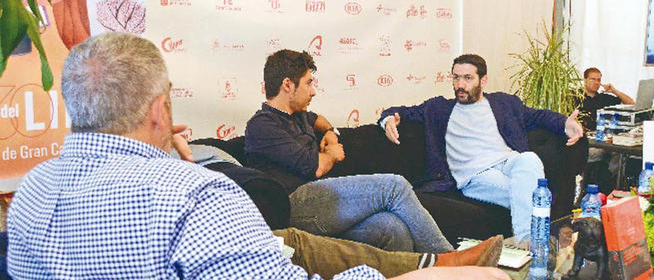 Víctor E. Bermúdez (centro) y Gustavo Ariel Schwartz (dcha.), durante la presentación de &#039;#Nodos&#039; en la XXX Feria del Libro de Las Palmas de Gran Canaria.