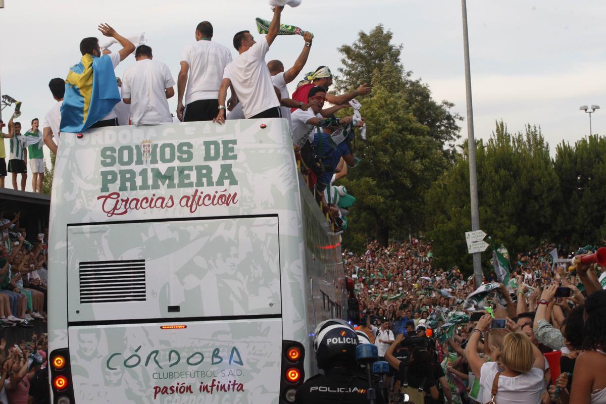 Pelayo Novo, con la bandera de Asturias, en el bus de celebración del ascenso del Córdoba CF, el 23 de junio del 2014.