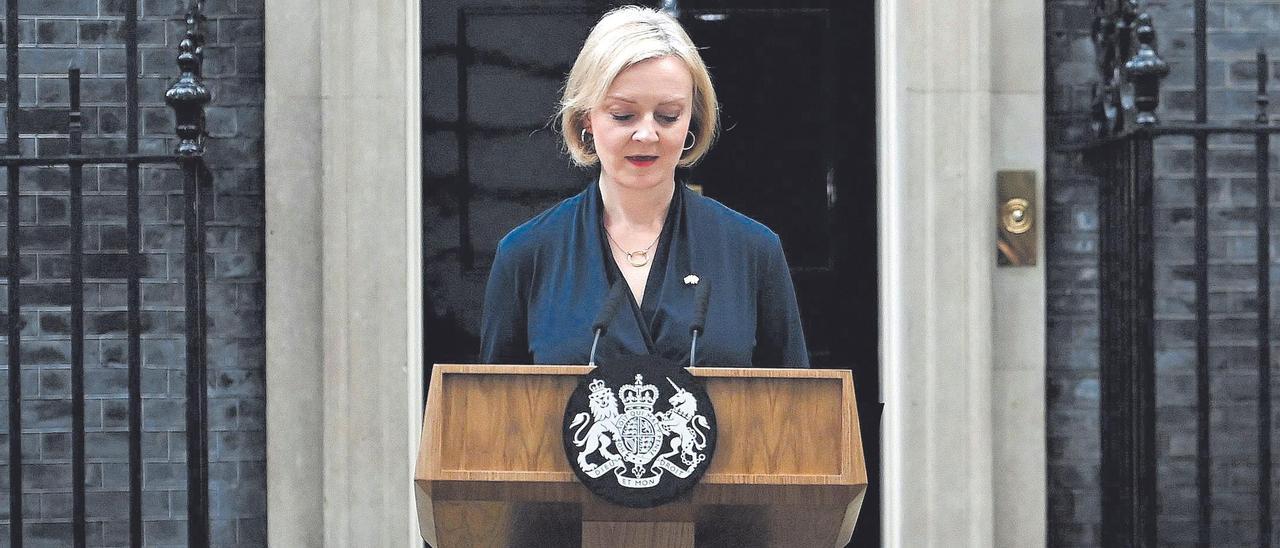 Liz Truss anuncia su dimisión.