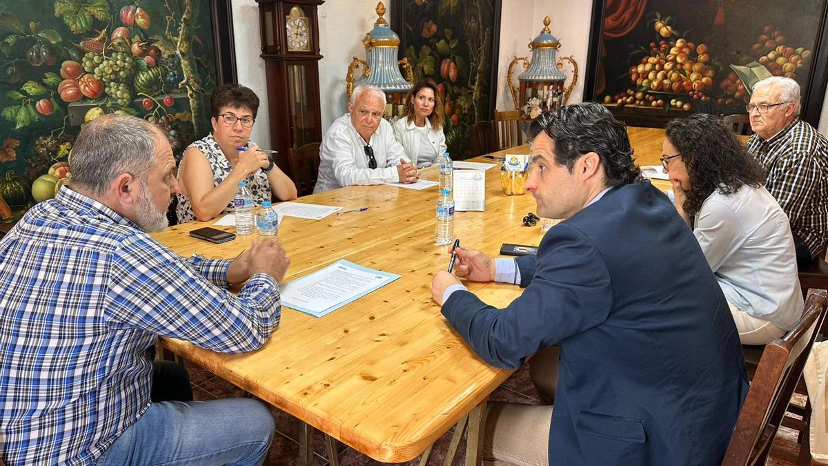 Reunión de los representantes del polígino con el candidato del PP