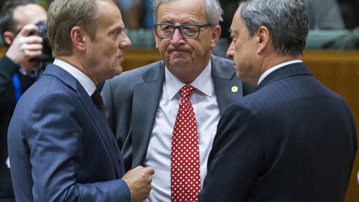 El presidente de la Comisión Europea, Jean-Claude Juncker (centro), habla con el presidente del Consejo Europeo, Donald Tusk (izquierda), y el presidente del BCE, Mario Dragui, el pasado 25 de junio en Bruselas.