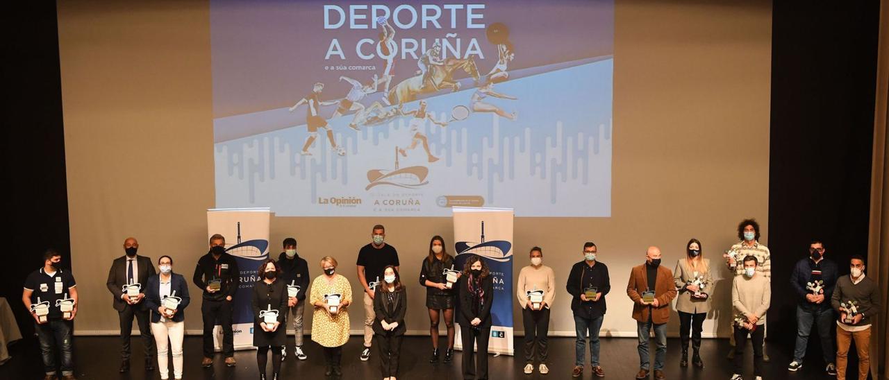 Los ganadores de la tercera edición de la Gala do Deporte da Coruña e a súa Comarca posan en el escenario del Ágora