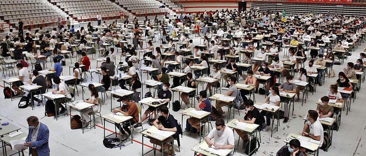 Estudiantes haciendo la EBAU, el pasado junio, en el Palacio de Deportes de La Guía, en Gijón.