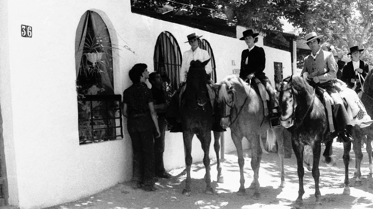 Feria de 1976 | Caballistas frente a la caseta conocida como El Abrevadero. La presencia del caballo se revitalizó en los años 70.