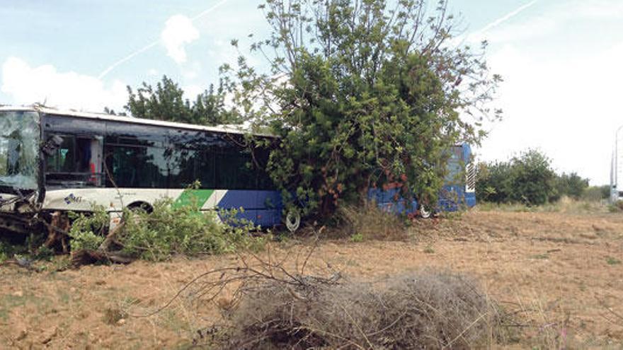 Un coche y un autobús colisionan cerca del Parc Bit