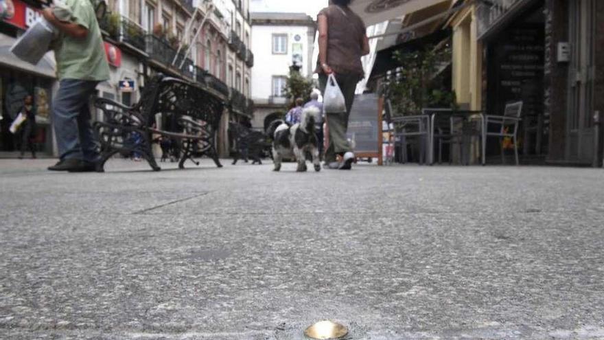 Una de las chinchetas que delimitan el espacio para las terrazas, en la calle Riego de Agua.