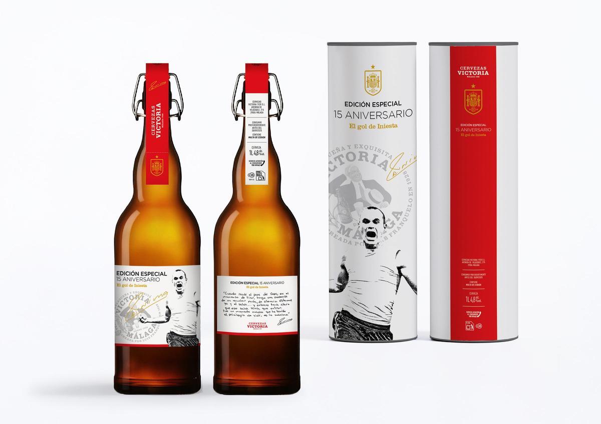 Imagen de las botellas conmemorativas que sortea Cervezas Victoria por el 15 aniversario de la victoria en el Mundial de Sudáfrica.